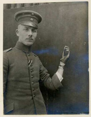 Foto eines an den Fingern der linken Hand Amputierten mit Handprothese im Kngl. Reservelazarett in Singen