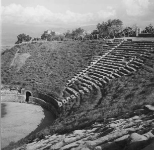 Tindari, antike Stadt Tyndaris, antikes Theater. Blick über die Zuschauerränge