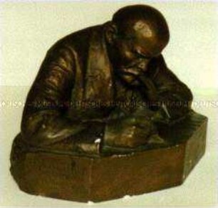 Büste: Lenin schreibend