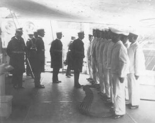 Kaiser Wilhelm II. und Begleitung vor der Front angetretener Matrosen : Seiner Majestät Schiff "Hansa" vor Balholm (Norwegen). Kaiser Wilhelm II. und Begleitung vor der Front angetretener Matrosen