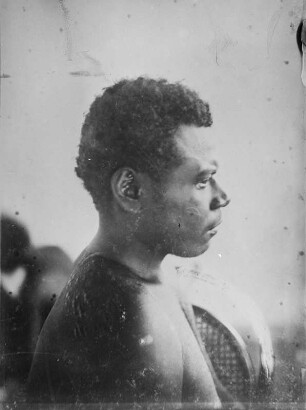 Anthropometrische Aufnahme eines Mannes der Papua im Seitenprofil (Sammlung Richard Wegner 1869/1931)