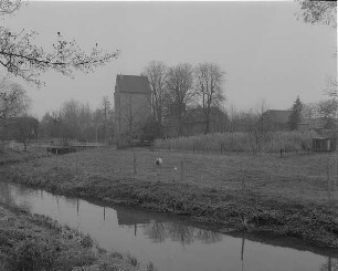 Groß Särchen (Kr.Hoyerswerda). Blick zur Mühle mit Getreidesilo über das Schwarzwasser