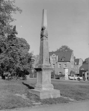 Postdistanzsäule. Sandstein. 1723. Freiberg, Meißner Gasse