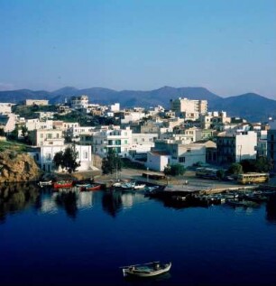 Kreta, Agios Nikolaos. Blick auf die Stadt über den Voulismeni-See
