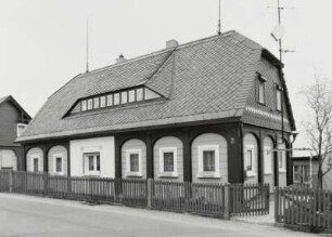 Neugersdorf, Umgebindehaus : Neugersdorf. Wohnhaus (1883), Heinrich-Heine-Straße 13. Straßenansicht mit Einfriedung