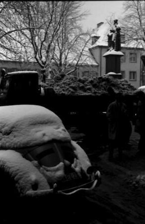 Freiburg: Schneeabtransport am Rathausplatz