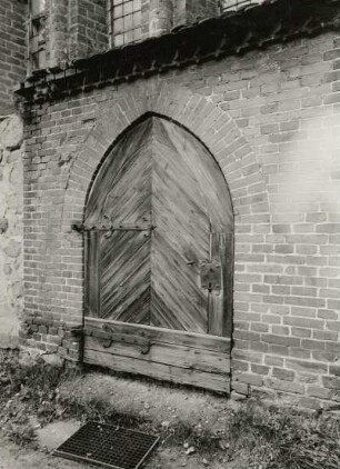 Mustin-Ruchow (Kreis Sternberg). Dorfkirche (Mitte 13. Jahrhundert). Südportal