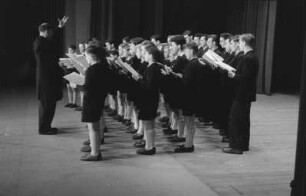 Aufnahmen eines Chorauftritts der "Petits Chanteurs á la Croix de Bois" und Leitung von Abbé Fernand Maillet in Berlin