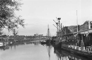 Stadtteilansicht mit Fluß und Bootsanlegestelle