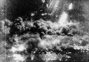 Luftangriff auf Dresden am 13./14. Feb. 1945. Rauchdecke von 5 km Höhe über der brennenden Stadt, Aufnahme der RAF (Royal Air Force)