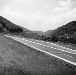 Parkplatz Mühlhausen, Asphaltbetondecke, Markierung, Randeinfassung
