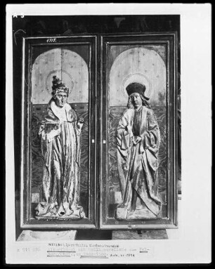Zwei Altarflügel mit Heiligenreliefs