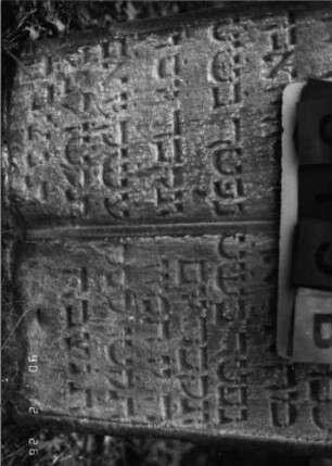 Grabstein 519 (Index: 100115444) Material: Sandstein Zustand: verwittert Maße HxBxT: 79x71x10 cm Beschreibung: Doppelstele mit doppeltem Rundbogen, eingetieftes Schriftfeld Besonderheit: Doppelgrab für Eheleute: Grabstein 519B