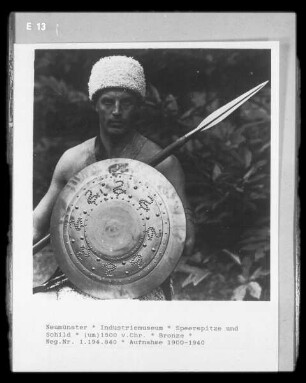 Historische Waffen der Bronzezeit: Speerspitze und Schild