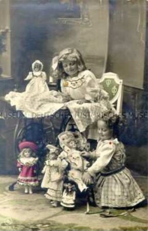 Mädchen mit Puppen