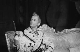 Szenenbilder aus der Posse "Lumpacivagabundus" von Johann Nestroy im Theater am Schiffbauerdamm Berlin