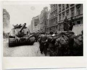 Kriegsgefangene deutsche Soldaten in den Straßen von Berlin