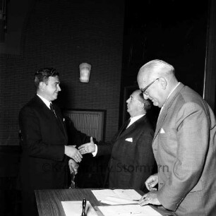 Manfred Samusch: Wahl: in Sitzung des Stadtparlaments: Festsaal der Realschule [später Alfred-Rust-Realschule]: Gratulation durch Hubert Mennicken: im Beisein von Bürgervorsteher Kurt Nonne, 24. Mai 1966