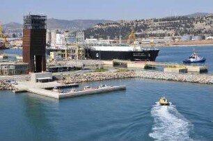 Barcelona - Lotsenstation : Die Lotsenstation (links) steht am Eingang zum Hafen. Aufgenommen am 16. Oktober 2009 in Barcelona