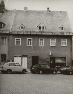 Wohnhaus mit Läden