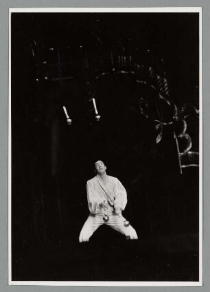 Jongleur auf der Berliner Scala-Bühne