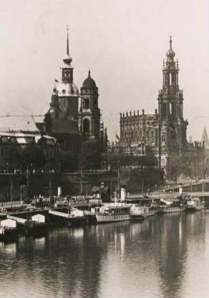 Dresden. Brühlsche Terrasse mit Secundogenitur, Ständehaus und katholischer Hofkirche. Im Hintergrund der Turm des Residenzschlosses. Dampfschiffe liegen an den Schiffsanlegern