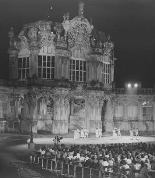 Dresden. Zwinger, Ballettaufführung vor dem Wallpavillon