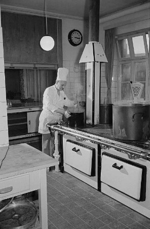 Mitarbeiter in der Küche des Ringcafés