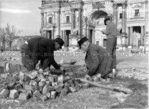 Vor dem Berliner Dom werden Pflastersteine verlegt