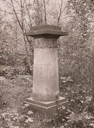 Dresden, Eliasfriedhof. Grabmal der Familie Syrbe