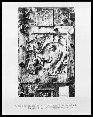 Elfenbeinrelief mit Johannes dem Evangelisten