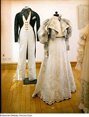 Damenkleid im Stil der Jahrhundertwende : Herrenkostüm im Stil Biedermeierzeit (2002/2003; A. Lenk) und Damenkleid im Stil der Jahrhundertwende (2002/2003; A. Burkhardt)
