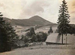 Nieder-Lichtenwalde (Dolní Světlá). Blick vom Fuß des Plissenberges über Nieder-Lichtenwalde (Dolní Světlá) zur Lausche