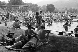 "5000" Leute im Freiburger Strandbad: im Vordergrund Planschbecken