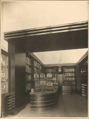 Zigarrenladen Eduard Palm, Berlin. Inneneinrichtung: Verkaufsraum Blick von der Eingangstür auf Ladentheke und Regalen