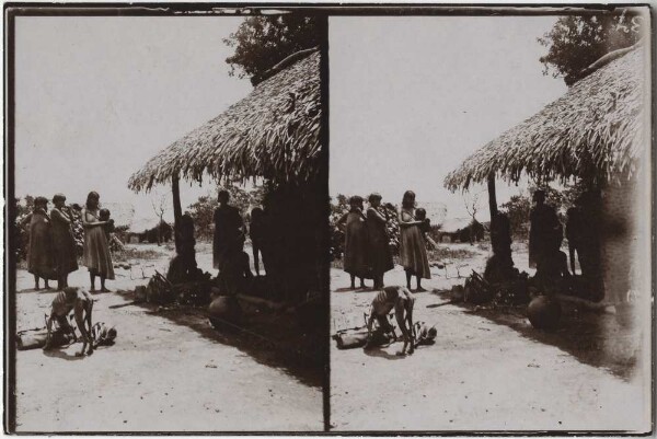 Indiennes devant la hutte du chef dans le village xerente de Boa Vista (Morro Grande)