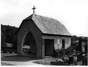 Friedhof, Friedhofshalle; Hohenahr, Kirchhofsgärten