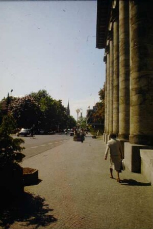 Bismarckstraße, Landestheater, sonnig, Detmold; farbig