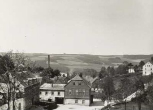 Ortsteilansicht mit Gasthof gegen das Zwönitztal