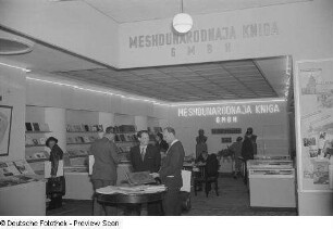 Besucher am Messestand der Meshdunarodnaja Kniga GmbH