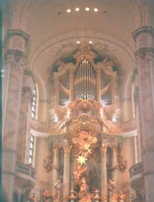 Orgel von G. Silbermann; Neubau D. Kern (1732-1736; Fertigstellung 2005.09) über dem Altar (1733-1739; J. C. Feige d. Ä.). Dresden-Altstadt, Frauenkirche