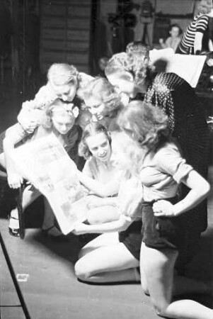 Plaza: Plaza-Girls proben; Gruppe Girls mit Zeitung