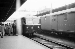 Schaffhausen: Bahnhof Schaffhausen; Presseteilnehmer am Triebwagen