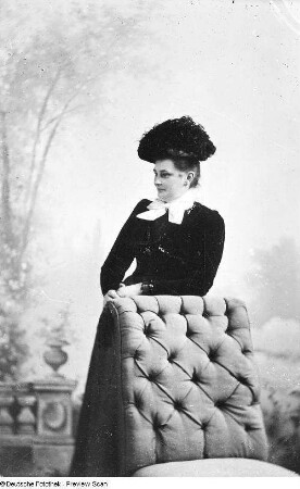 Im Atelier. Margarete Beckmann, Ehefrau von Gustav Beckmann, aufgestützt auf einen Polsterstuhl