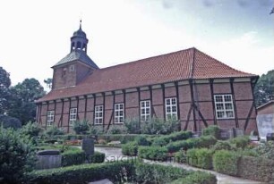 Eichede: Lindenallee: Kirche: Blick von Südosten: davor Friedhof