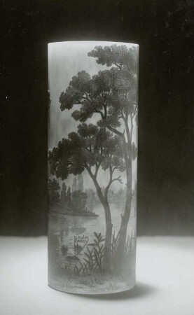Vase (gedrückt-zylindrische Form) mit dunkelgrünem, mattem Reliefdekor