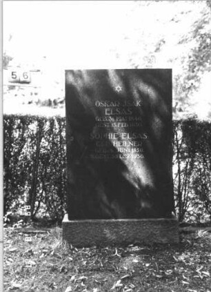Grabstein 56 (Index: 100109088) Material: polierter Granit auf Granit Zustand: sehr gut Maße HxBxT: 139x81x16 cm Beschreibung: Stele, Sockel Symbolik: Davidstern Besonderheit: Doppelgrab für Eheleute: Grabstein 56