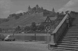 Würzburg: Treppe zur Alten Mainbrücke und Festung