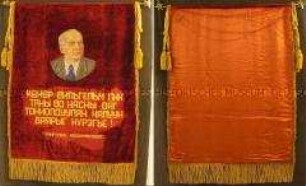 Wilhelm Pieck Banner zum 80. Geburtstag Piecks aus der Mongolischen Volksrepublik, mit Metallstange und gelben Zierkordeln