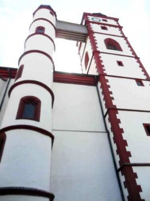 Stadtkirche-Kirchturm und runder Treppenturm mit Verbindungssteeg zur Glockenstube von Norden